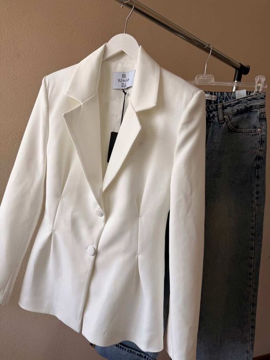 Бяло сако с копчета