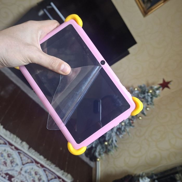 Bolalar plansheti va kompyuter sotiladi