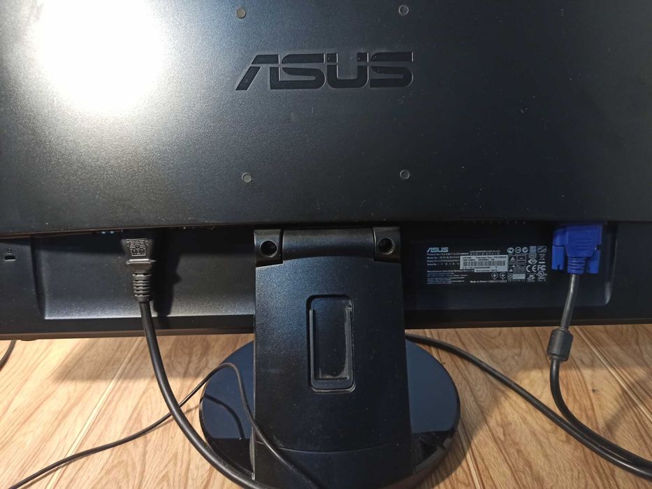 Продавам монитор ASUS VE228