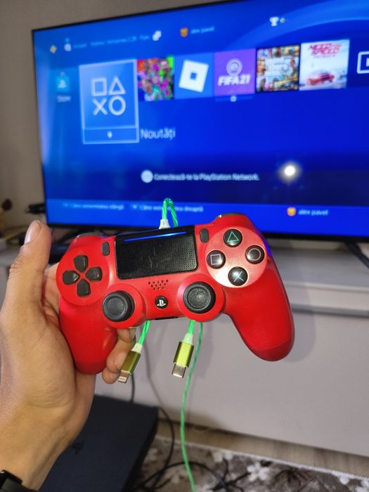Vând ps 4 in stare de funcționare cu cablurile de alimentare și o singura maneta dar maneta are o defecțiune la baterie trebe sa stai cu ia tot timpu