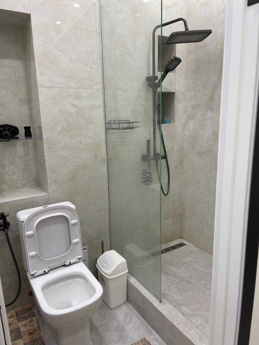 Современная студия с тропическим душем посуточно