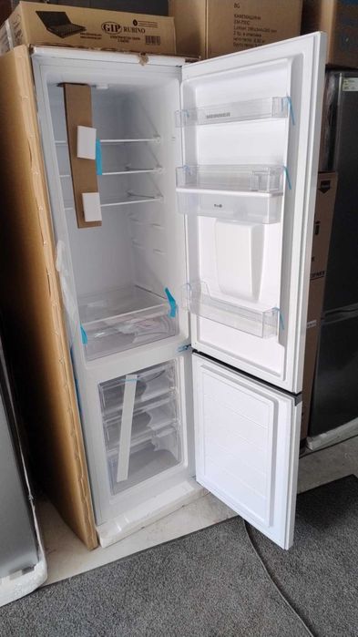 Комбиниран Хладилник с долен фризер диспенсър за вода Heinner 180 см