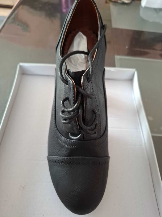 Елегантни дамски обувки от естествена кожа