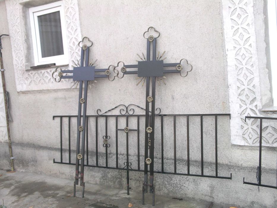 Grilaje metalice imprejmuire mormant+cruci metalice