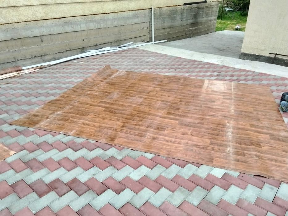 Продам линолеум , двери, плинтус, гардины.