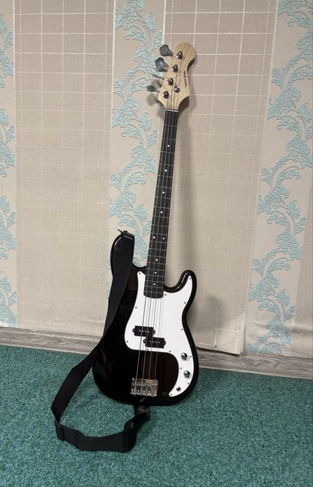 Срочно продам бас гитару и комбоусилителем