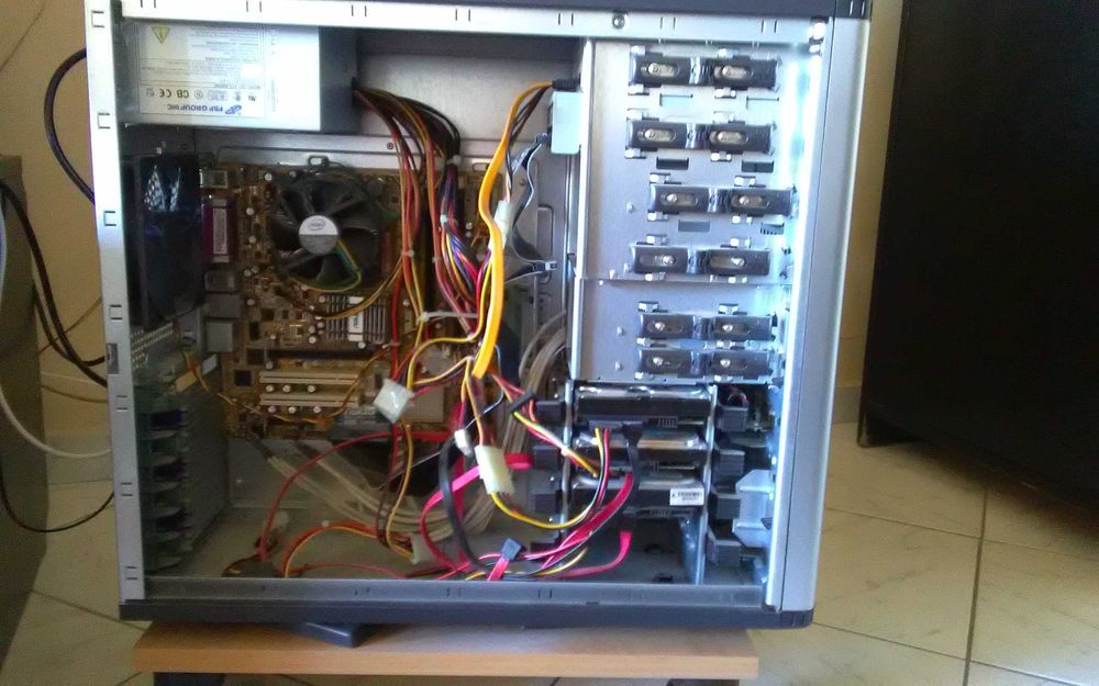 Настолен компютър в сървър кутия