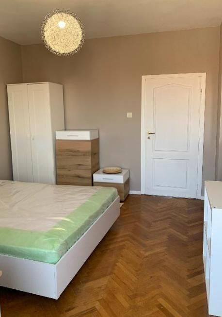 Дава се под наем Тристаен апартамент в Пловдив, Център - 90 кв.м за 670 € - Снимка #2