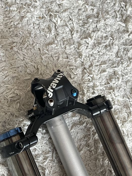 Furca rockshox domain RC + pipa gravity