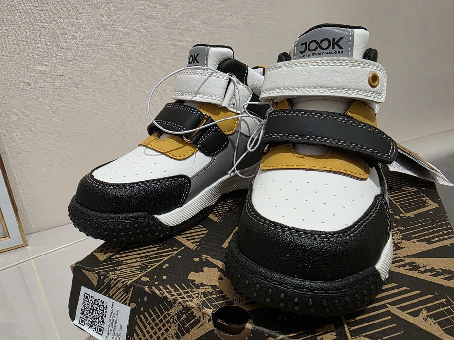 Продам новые ботинки 28 размера для мальчика