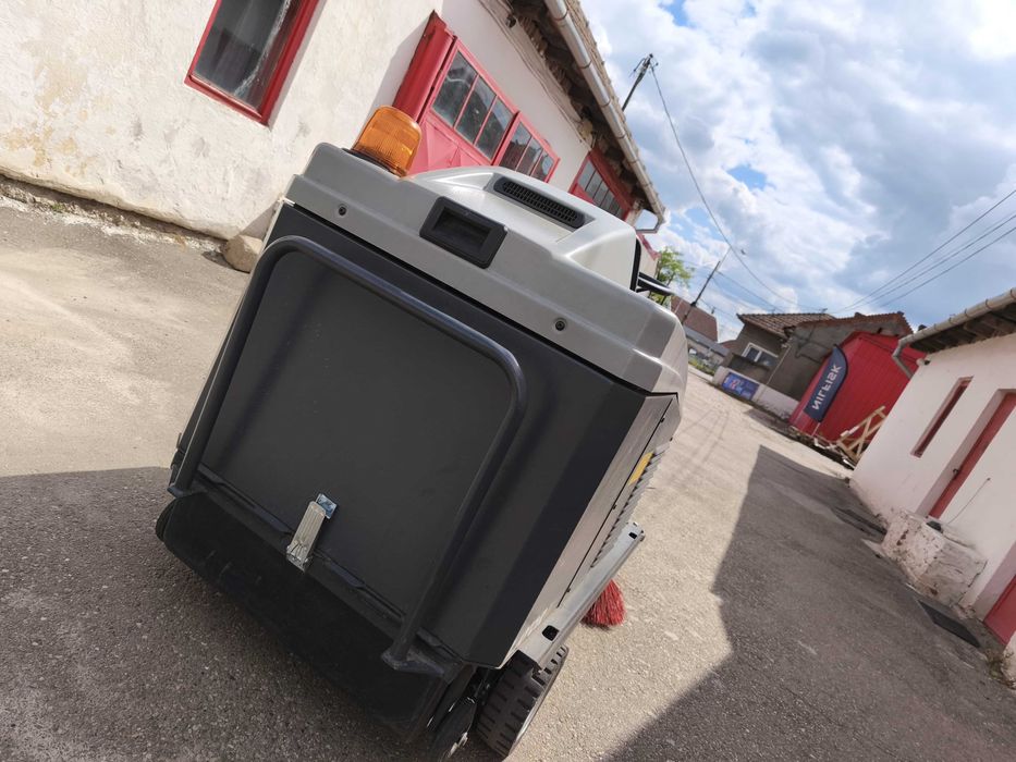 Închiriere măturătoare profesională Lavor SWL R1000 ST cu motor Honda!