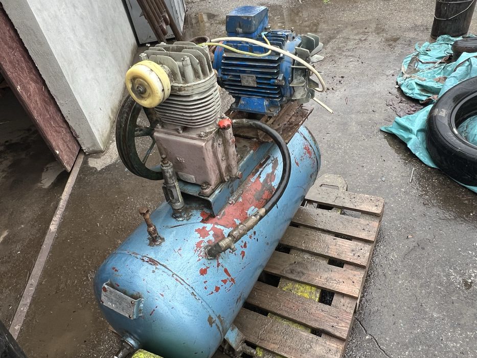 Compresor aer rezervor— 120 litri , motor— 4 KW
