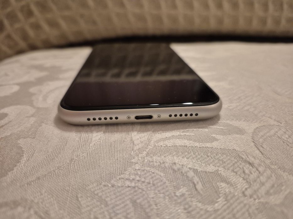 iPhone 11 64 GB Бял + JBL Vibe Buds