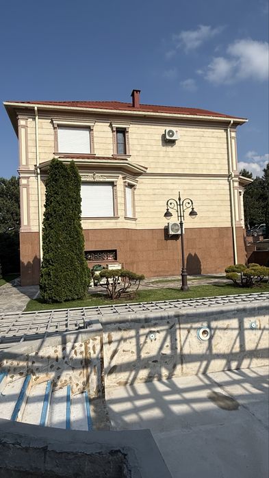 Фасад травертин гранит