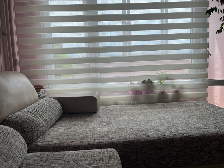 Ъглов диван-опция за ляв или десен ъгъл. Светло беж кожа и дамаска.