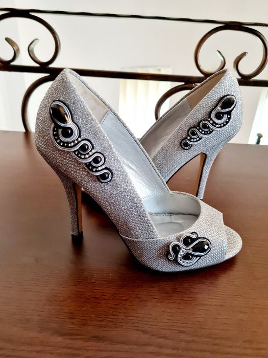 Pantofi argintii cu decorațiuni handmade
