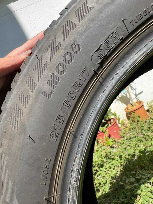 vand 4 anvelope iarna Bridgestone Blizzak 215/60/R17 LM005 an fabricatie 2025