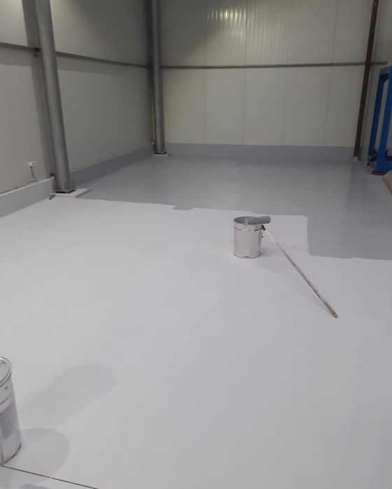 Vând vopsea  Swarcomark ALB si NEGRU pentru marcaje rutiere,hale,garaje