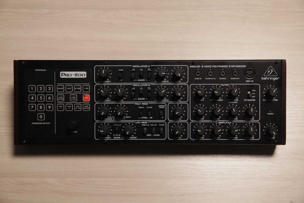 Аналоговый 8-голосный синтезатор Behringer Pro-800