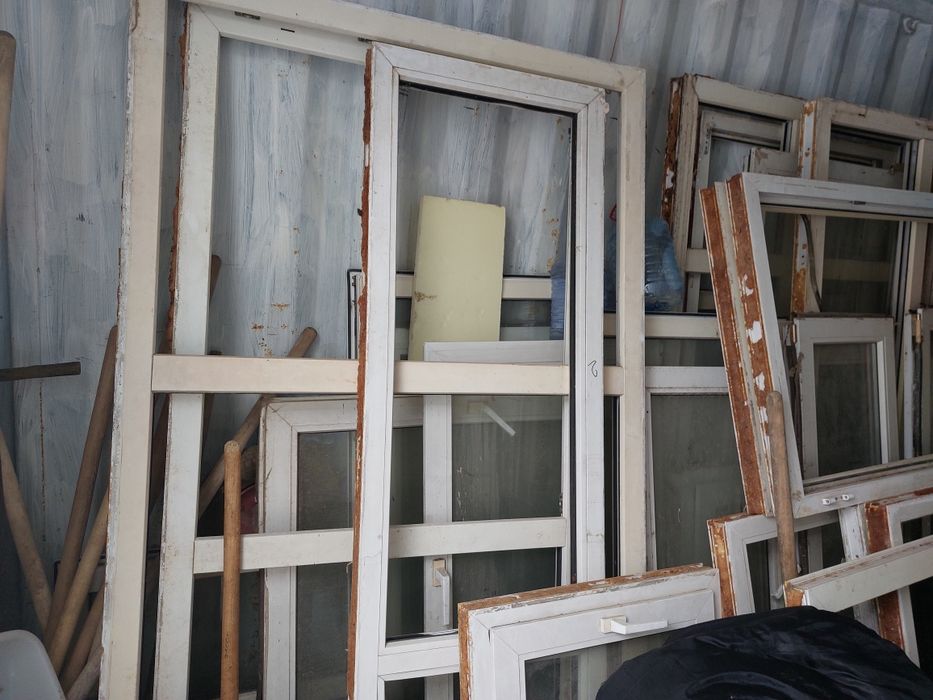 Продам пластиковые двери окна