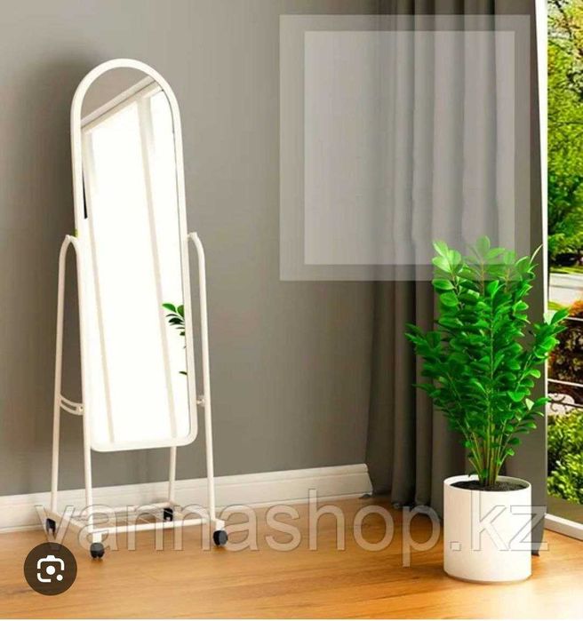 Зеркало напольное на колесах.