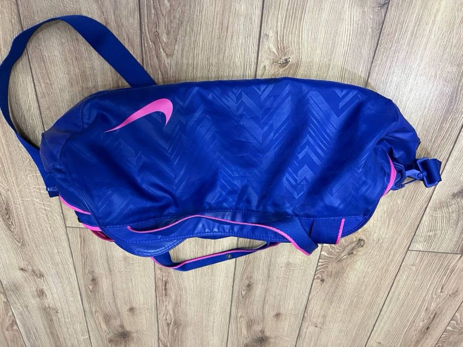 Продам спортивную сумку Nike.