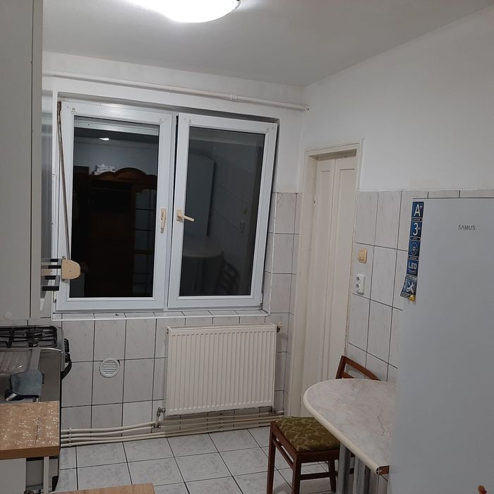 Inchiriez apartament cu 3 camere-Central