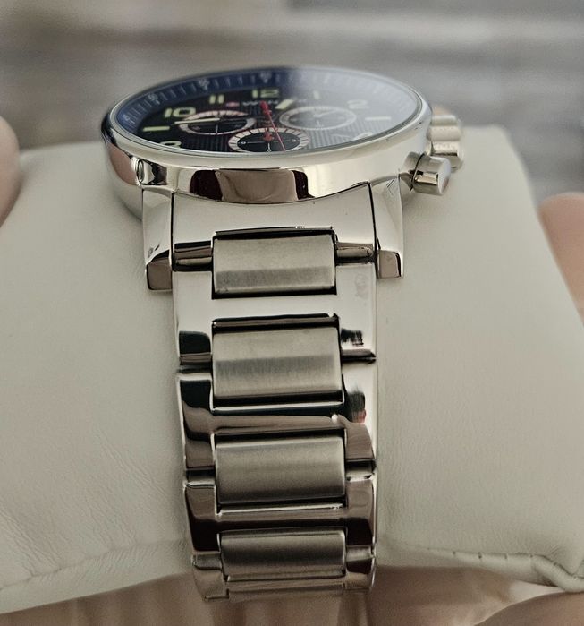 Часовник WENGER-швейцарски(в перфектно състояние)