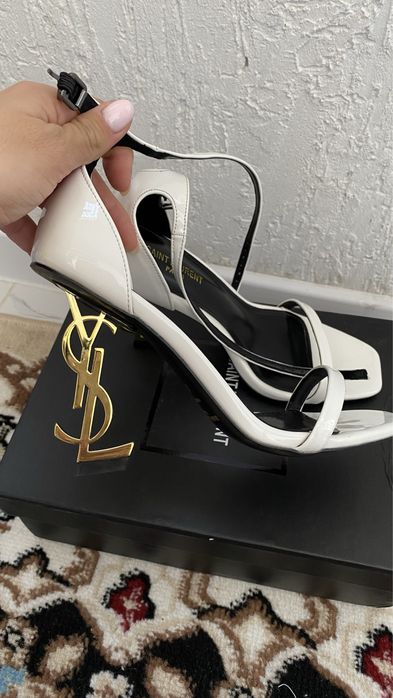 Новые Белые босоножки