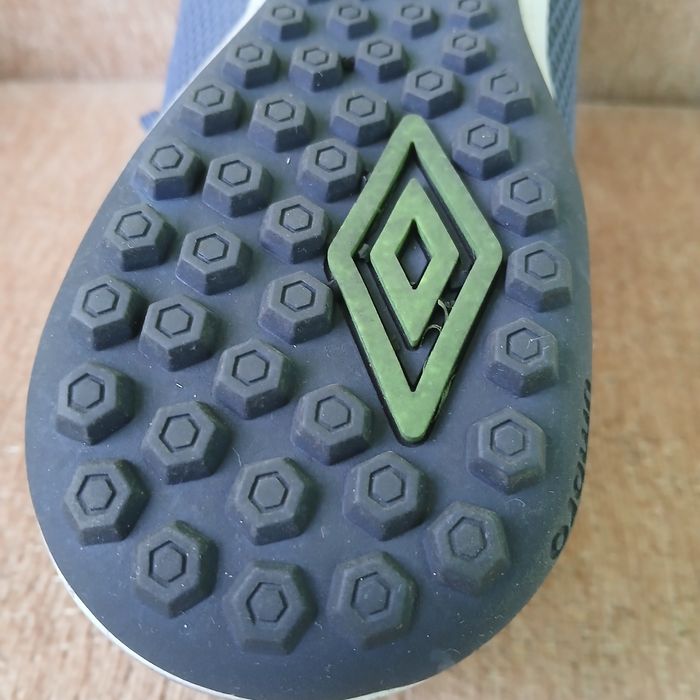 Футболни обувки за изкуствена трева