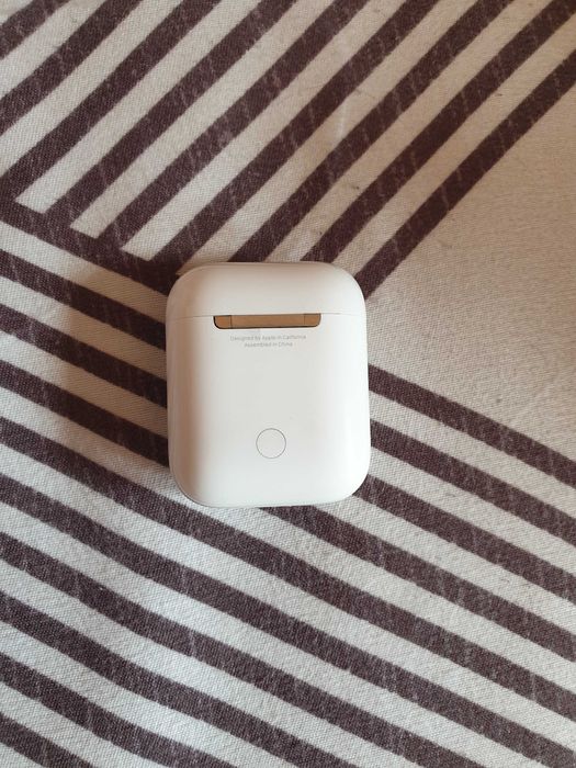 Продам оригинальный кейс от airpods 2.1