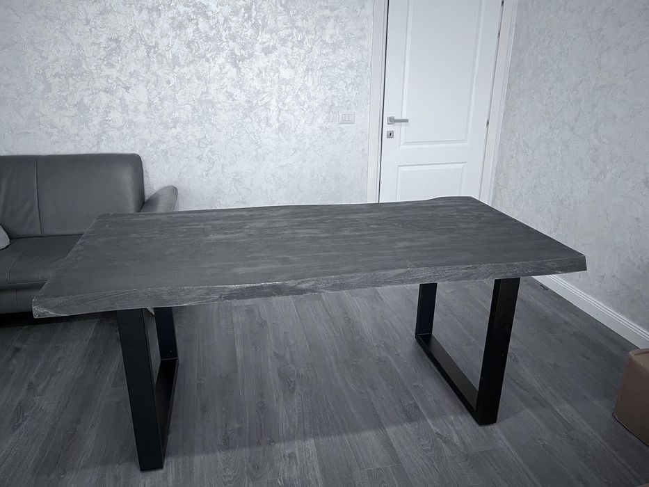 Masa gri din lemn de salcâm cu picioare metalice