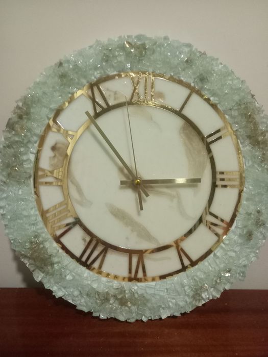 Qo‘lbola dizaynli marmar ko‘rinishdagi devor soati"