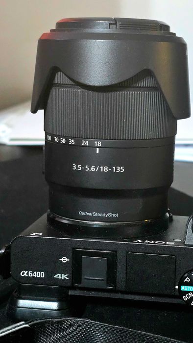 Camera Sony A6400 (+ obiective Sony 18-135mm, Sigma 56mm 1.4 + inele macro cu autofocus, 4 baterii, alte accesorii)