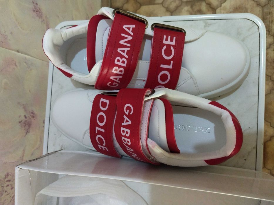 Продам кроссовки женские