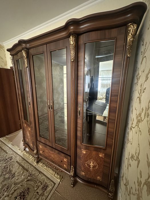 Шкаф-витрина в хорошем состоянии