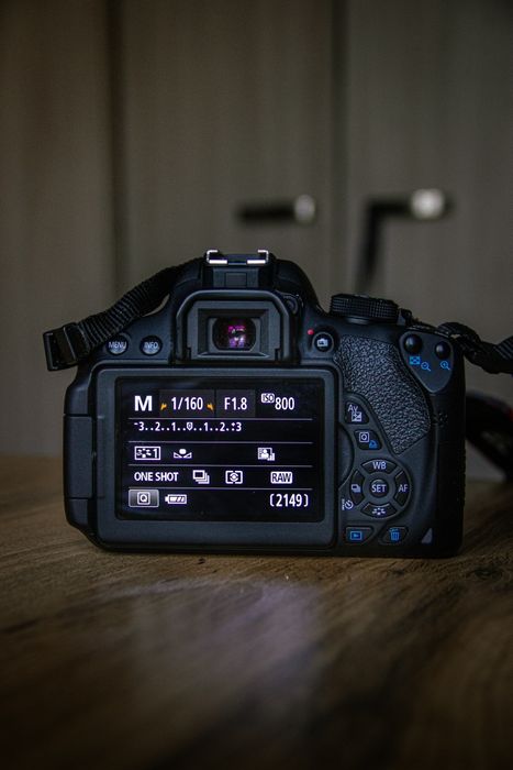 Canon EOS 700D + 50mm