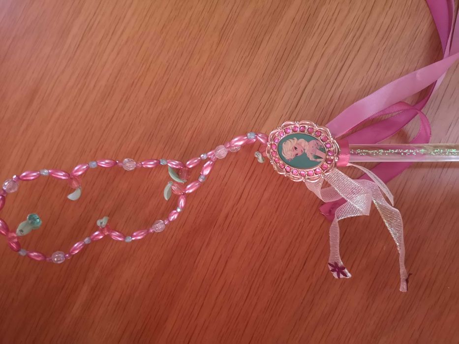 Елза и Ана/Frozen,Замръзналото -кукла,кутия,светеща пръчка,нова чанта