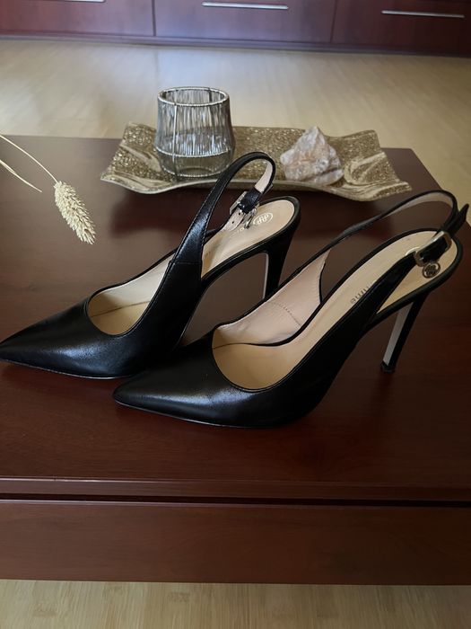 Pantofi decupati din piele marimea 39