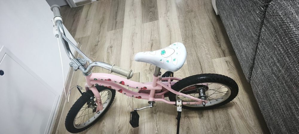 Vând bicicleta roz