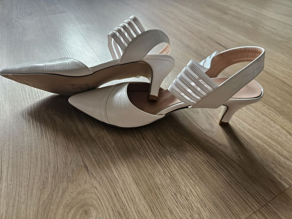 Бели летни обувки