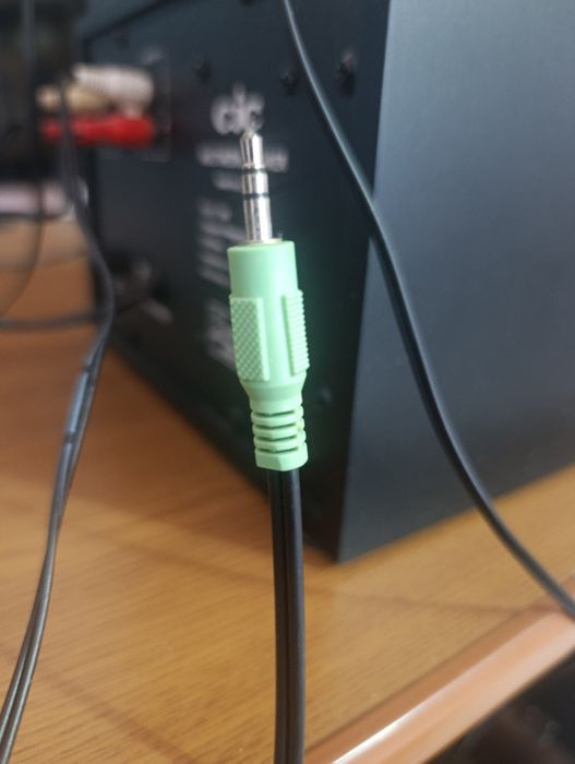 Vând boxe cu cablu „cjc“ foarte puțin folosite, în stare foarte bună!