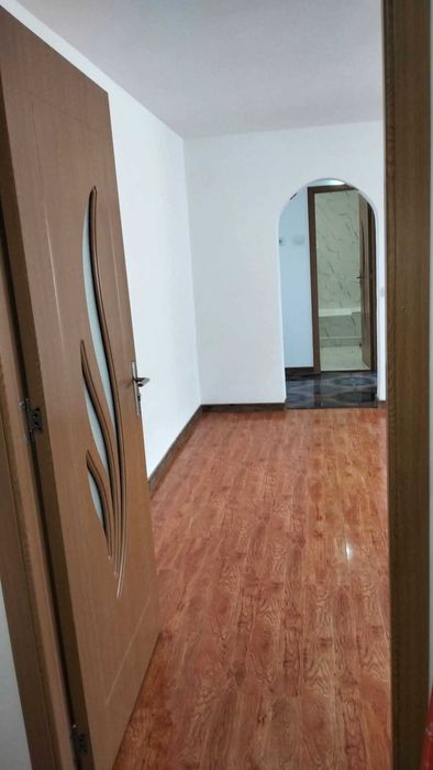 Vand apartament semidecomandat