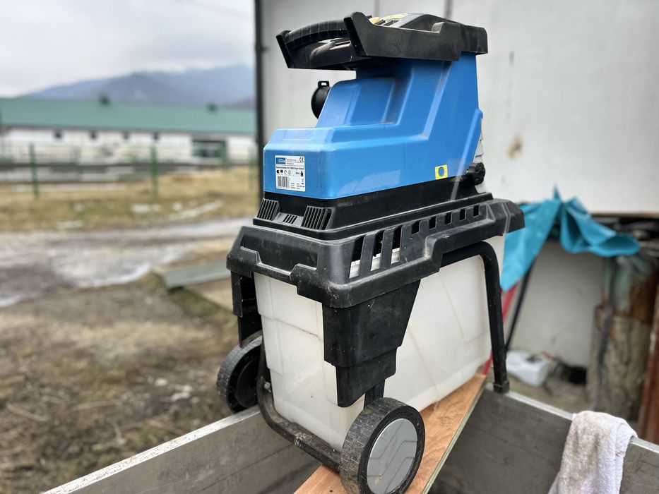 Vand tocator de crengi electric, marca GUDE.