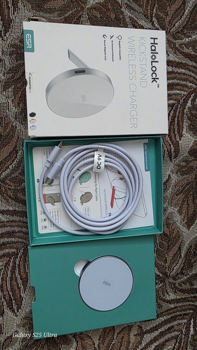 Безжично зарядно устройство ESR HaloLock със стойка