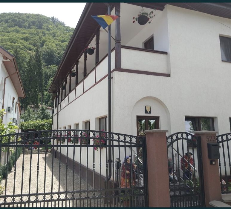 Cazare "Casa cu pitici"