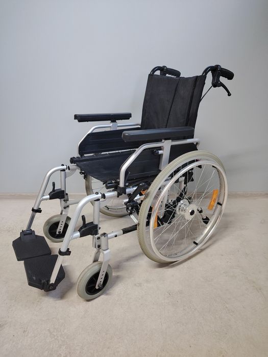 Carucior cu rotile pliabil/fotoliu rulant persoane cu dizabilitati.040