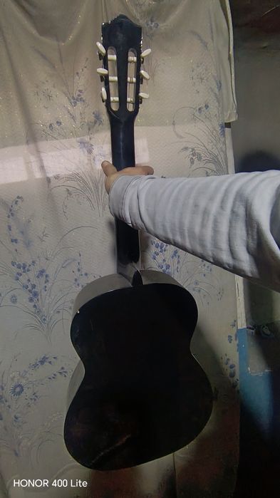 Gitara qora yangi