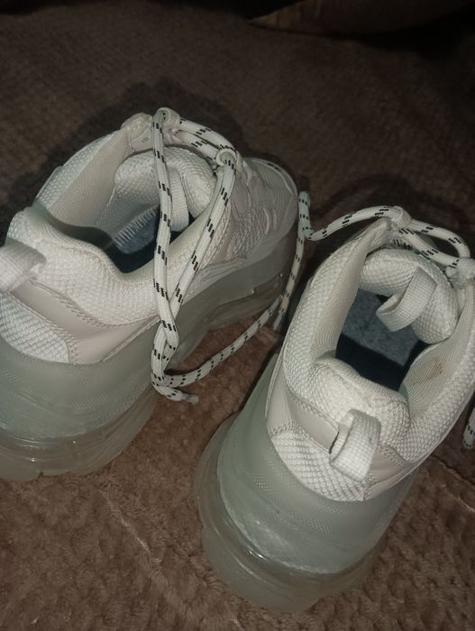 Adidași balenciaga nr 38 purtați de 3 ori.9 milioane,în București
