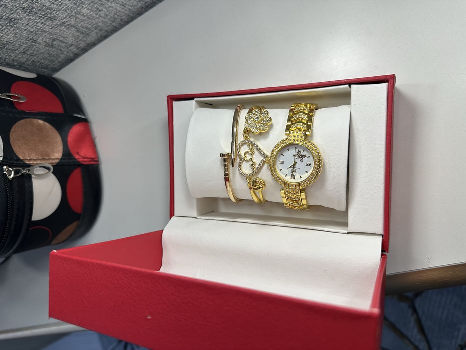 Шикарный набор: часы и браслеты
